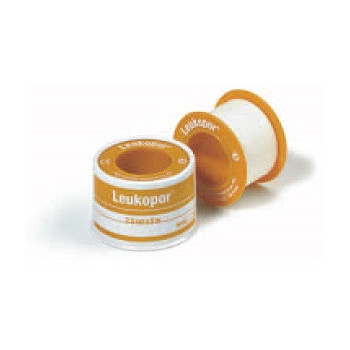 CEROTTO ADESIVO IPOALLERGENICO LEUKOPOR. SUPPORTO: TESSUTO NON TESSUTO BIANCO DI POLIESTERE E VISCOSA ADESIVO POLIACRILICO SENZA